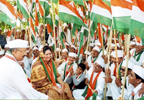 Satpal ji Maharaj and Mata Amrita ji with marchers during Sadbhawna Padyatra (Gandhi Ashram Ahmedabad).