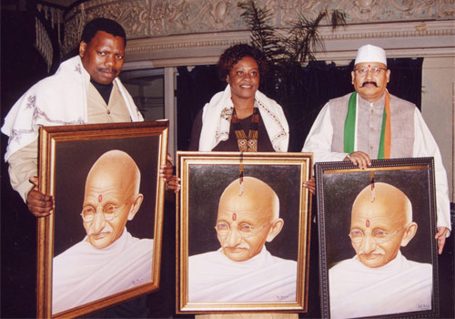 Satpal Ji Maharaj at the civic function at Pietermaritzburg, South Africa, during which he donated a bust of Mahatma Gandhi